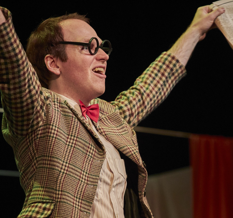 Выпускник театра-школы "Образ" получает диплом